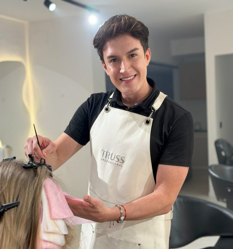 Javier Vargas, estilista y colorista especializado en balayage en Madrid