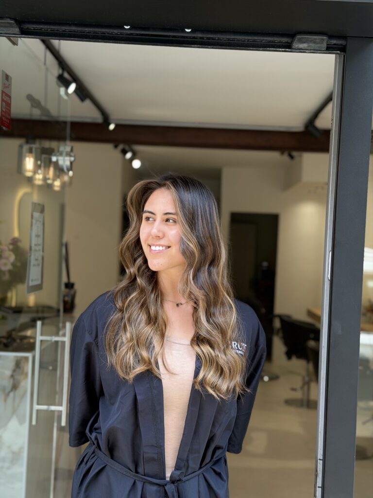 Resultado balayage tonos caramelo con ondas naturales en Javier Vargas Hair Salon Madrid Chamberí