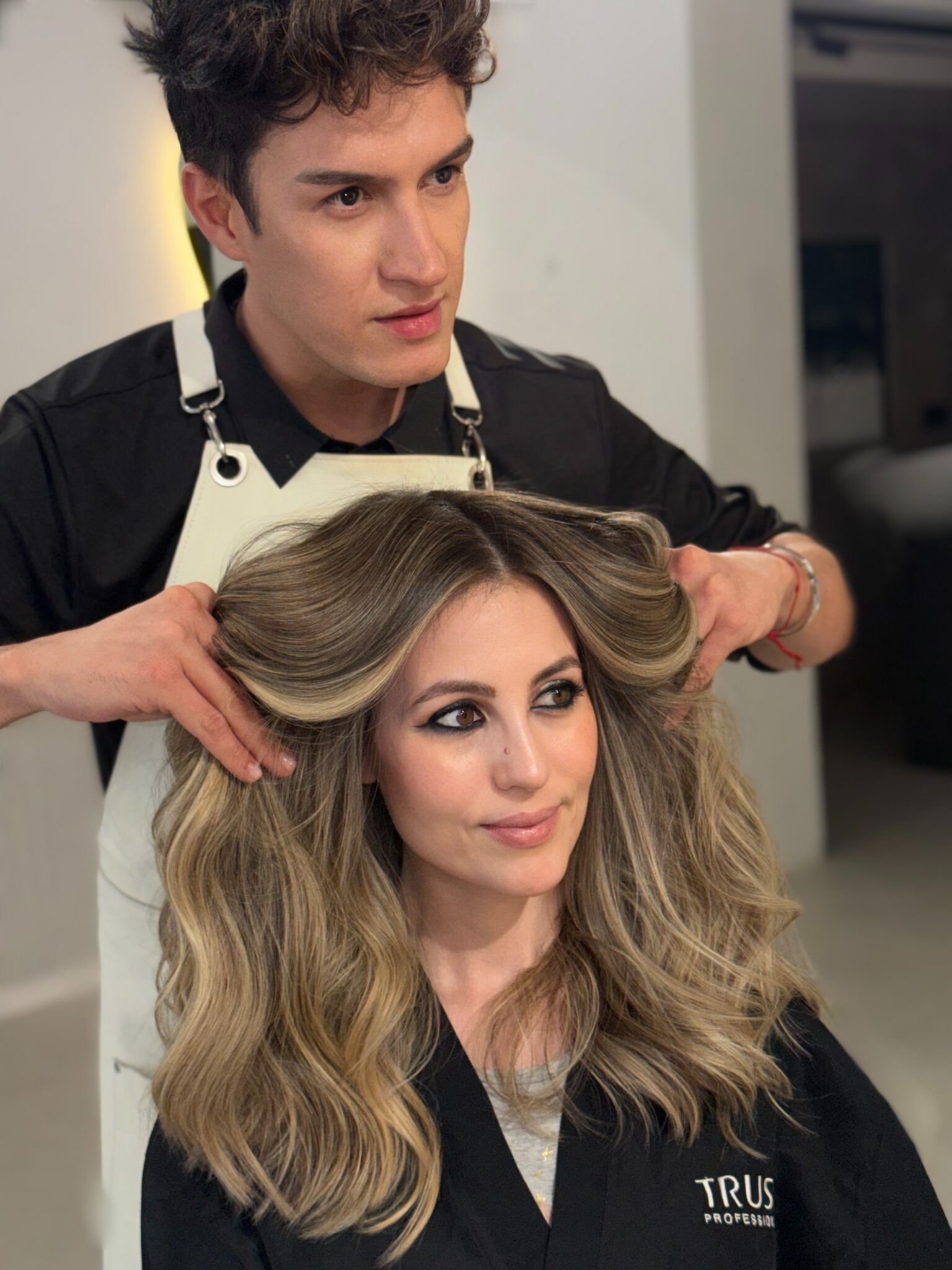 Balayage rubio natural con ondas peluquería Ponzano Madrid Javier Vargas Hair Salon